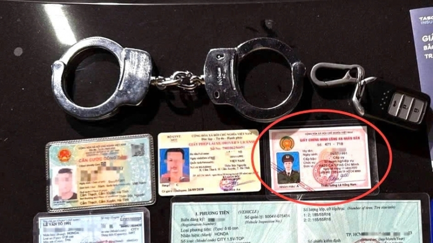 Nóng 24h: “Công an dỏm” bị bắt sau màn kiểm tra nồng độ cồn